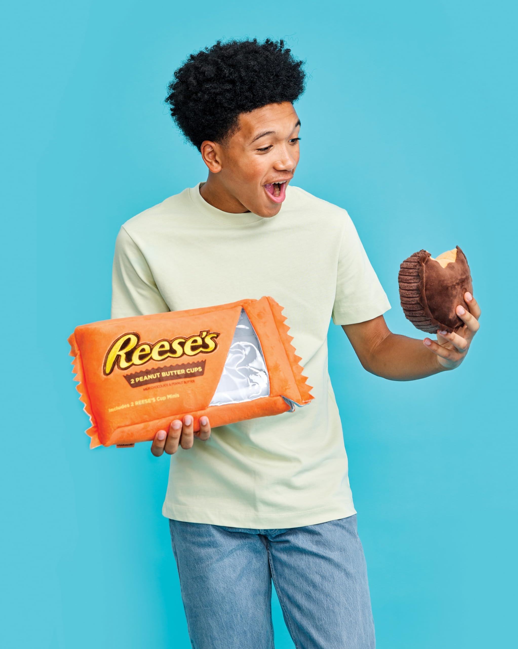 iscream Reese's Peanut Butter Cups Package 19" x 8.5" Pillow Set with Two Plushie Cups - Image 7