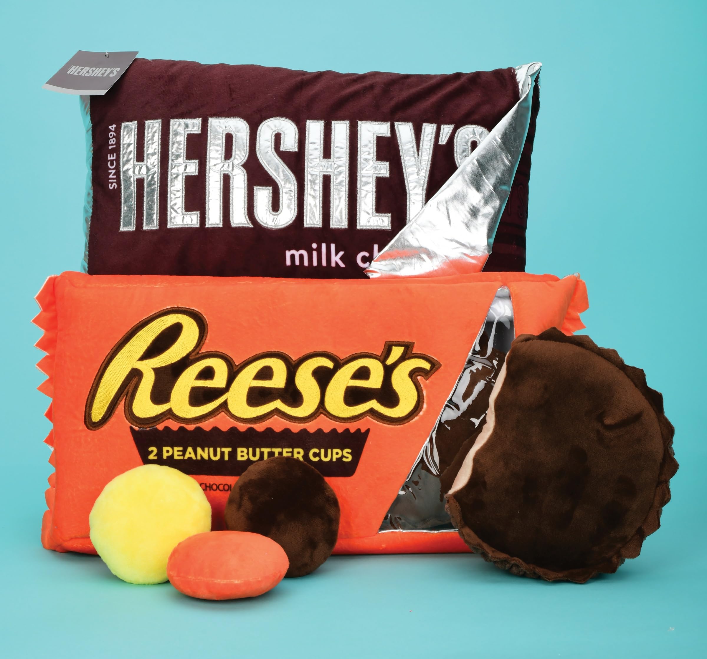 iscream Reese's Peanut Butter Cups Package 19" x 8.5" Pillow Set with Two Plushie Cups - Image 8